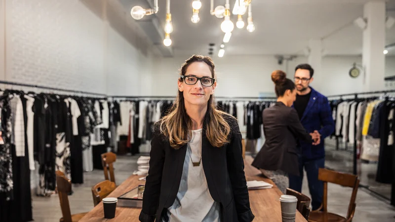 Das Retail-Design Studium ist ein relativ neuer Studiengang, der viele kreative Bereiche vereint. In unserem Mappenvorbereitungskurs Retail-Design vermitteln wir dir die wichtigsten Kompetenzen für eine erfolgreiche Bewerbung und den Studienstart.