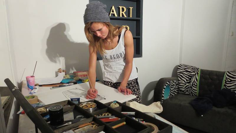 Lies hier wie Lara mit ihrer Mappe die Eignungsprüfung für Kommunikationsdesign bestanden hat. Erstelle mit uns deine perfekte Kommunikationsdesign-Mappe.