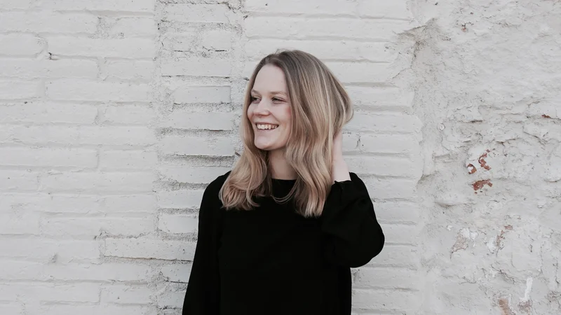 Erfahre wie Kirstin mit ihrer Bewerbungsmappe für Kommunikationsdesign punkten konnte. Erarbeite mit uns deine individuelle Kommunikationsdesign-Mappe. 