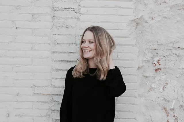 Erfahre wie Kirstin mit ihrer Bewerbungsmappe für Kommunikationsdesign punkten konnte. Erarbeite mit uns deine individuelle Kommunikationsdesign-Mappe. 