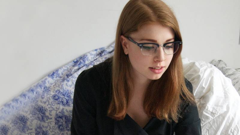 Erfahre wie Amira mit ihrer Bewerbungsmappe für Kommunikationsdesign an der FH Düsseldorf eine der Bestnoten erhalten hat. Erstelle mit uns deine individuelle Kommunikationsdesign-Mappe.