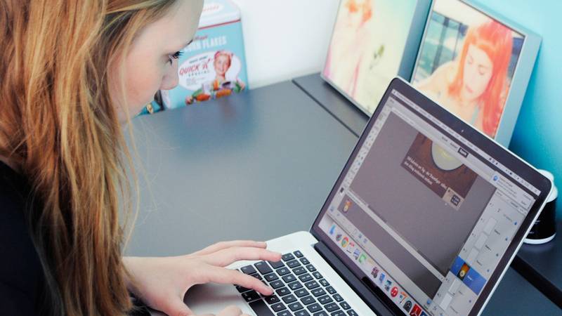 Mit ihrer Bewerbungsmappe Kommunikationsdesign an der FH Düsseldorf hat Pia einsuper Ergebnis erzielt. Gerne unterstützen wir dich bei deiner Kommunikationsstudium-Mappe.