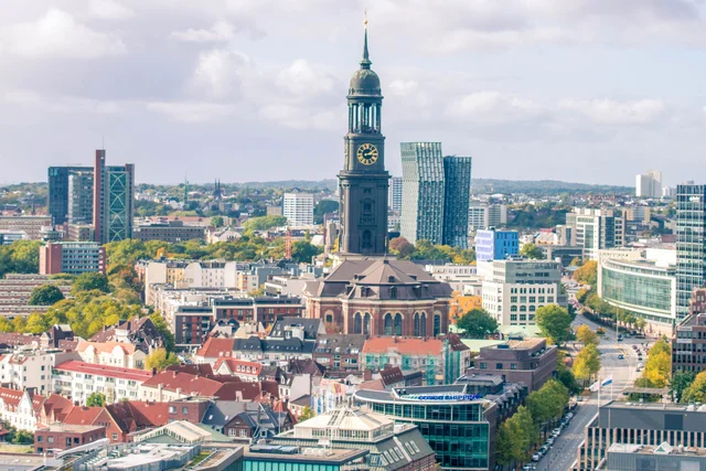 In deinem Mappenkurs Mode Design Hamburg erstellen wir deine Bewerbungsmappe Mode Design