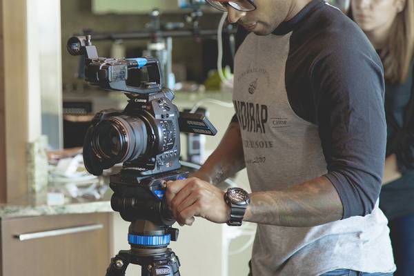 Regie, Drehbuch und Kamera im Werbefilm sind eine besondere Herausforderung, auch im Studium.