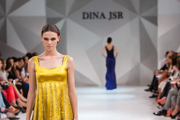Das Design von Abendmode wird in der Fashionbranche oft diskutiert. Das Studium Modedesign behandelt Shcnitte und Farben. 
