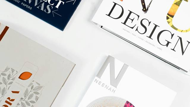 Bewerberin Tessa zeigt ihre Bewerbungsmappe Branding Design nach erfolgreicher Eignungsprüfung an der HAWK Hildesheim