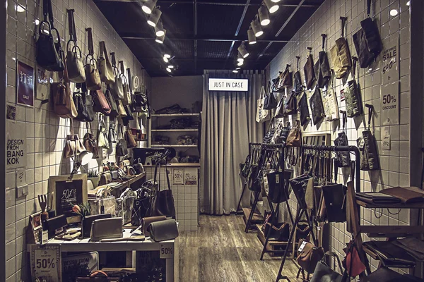 Fasiondesigign braucht gutes Retaildesign. Modegeschäfte werden von Studenten im Bereich Retail Design gestaltet.