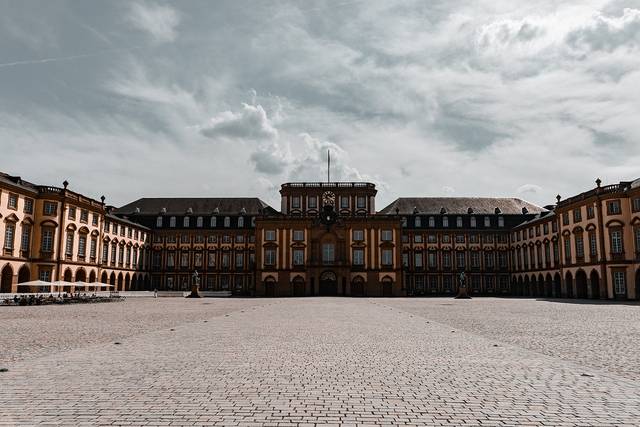 Du möchtest Kommunikationsdesign studieren an der HS Mannheim? Dann erstelle gemeinsam mit uns deine Bewerbungsmappe Kommunikationsdesign.