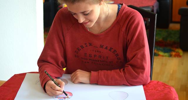 Katrin studiert Produktdesign an der Folkwang Uni in Essen. Schaue dir unser Produktdesign Mappenbeispiele an.
