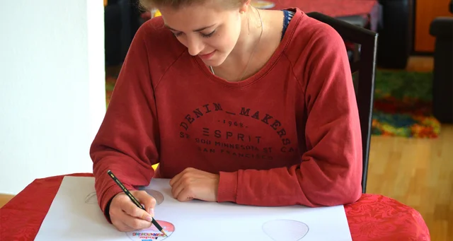 Katrin studiert Produktdesign an der Folkwang Uni in Essen. Schaue dir unser Produktdesign Mappenbeispiele an.