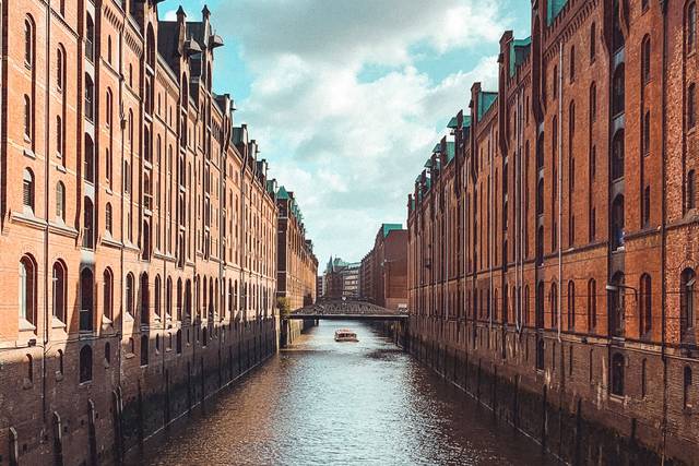 Du möchtest Kommunikationsdesign studieren in Hamburg? Fertige mit uns deine Bewerbungsmappe an.