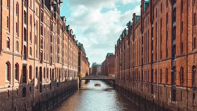 Du möchtest Kommunikationsdesign studieren in Hamburg? Fertige mit uns deine Bewerbungsmappe an.