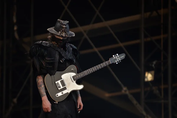 Kostümbildner studieren an Universitäten und Fachhochschulen. Sie lernen das Design von Bühnenoutfits für Musiker und Schauspieler.