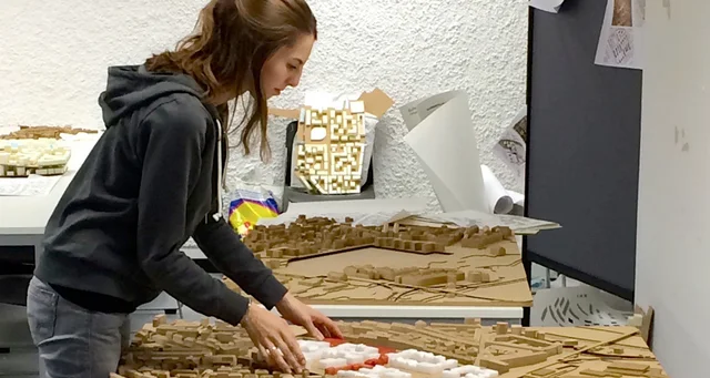 Mit unserem Mappenvorbereitungskurs für Architektur war Kristina perfekt für ihre Eignungsprüfung vorbereitet. Erstelle mit uns deine perfekte Bewerbungsmappe für Architektur.
