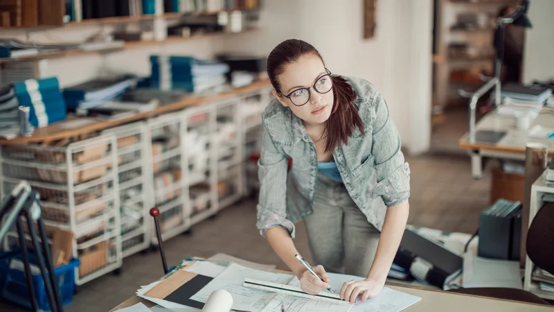 Das Innenarchitektur Studium ist sehr praktisch orientiert. Gute Konzepte sind für die Aufnahmeprüfung eine Voraussetzung. Unser Mappenvorbereitungskurs Innenarchitektur bittet dir schon während des Kurses einen Einblick in das Berufsleben.