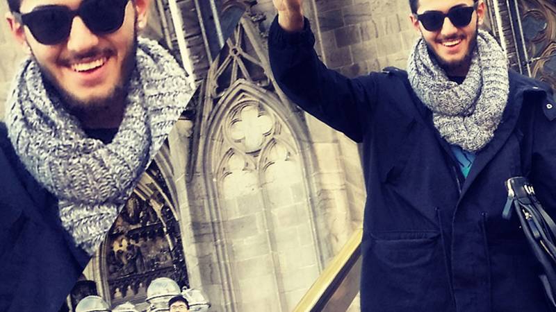 Enis hat mit uns seine Bewerbungsmappe Mode Design erarbeitet und mit Bravur bestanden. Wir zeigen dir in unserem Mappenvorbereitungskurs, wie du deine perfekte Mappe für Mode Design erstellst.