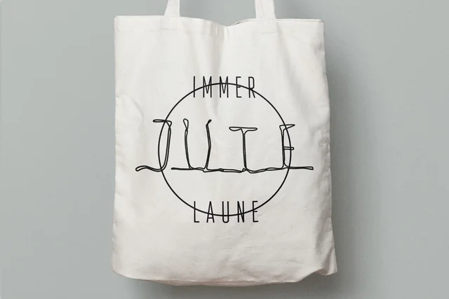 Erfahre wie Laura mit ihrer Bewerbungsmappe für Kommunikationsdesign an der HAW-Hamburg punkten konnte. Mit uns kannst du deine individuelle Kommunikationsdesign-Mappe erstellen.
