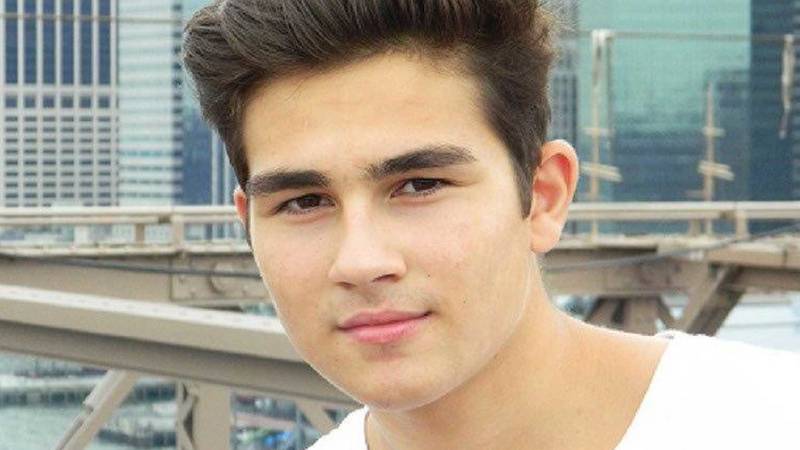 Bela hat unseren Mappenkurs Industrial Design in NRW besucht und hat eine 1.0 für seine Mappe erhalten. Lies, wie er es geschafft hat und was ihm besondern gut gelungen ist.