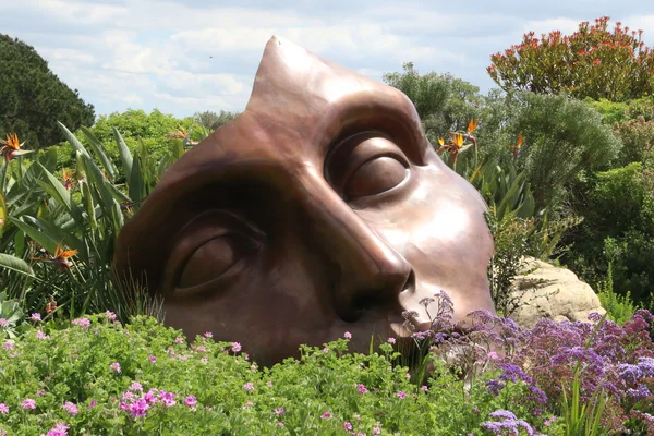 Bildhauerei und bronzeguss wird an Universitäten mit dem Schwerpunkt freie Kunst unterrichtet. Künstler werden muss nicht schwer sein.