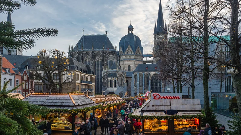 Du möchtest in Aachen Kommunikationsdesign studieren? Im Mappenkurs Kommunikationsdesign bereiten wir dich perfekt vor.