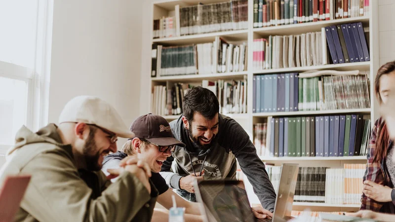Kommunikationsdesign studieren an der FH-Dortmund. Das setzt eine erfolgreiche Bewerbungsmappe voraus. Achte auf die Kreativität deiner Arbeiten.