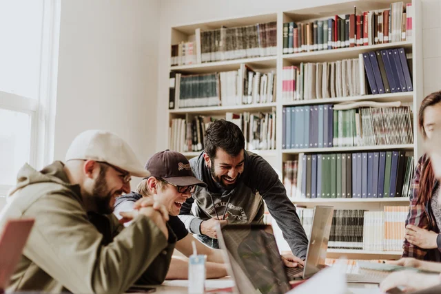 Kommunikationsdesign studieren an der FH-Dortmund. Das setzt eine erfolgreiche Bewerbungsmappe voraus. Achte auf die Kreativität deiner Arbeiten.
