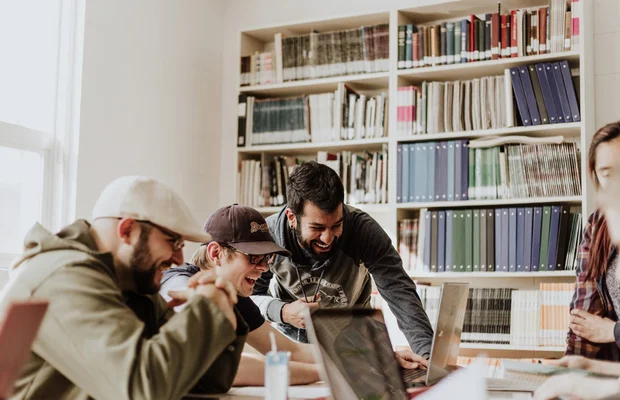 Kommunikationsdesign studieren an der FH-Dortmund. Das setzt eine erfolgreiche Bewerbungsmappe voraus. Achte auf die Kreativität deiner Arbeiten.