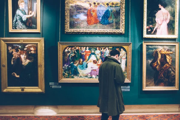 Kunstgeschichte im Kunstunterricht muss nicht langweilig sein. Interessante pädagogische Konzete werden im Studium Kunst auf Lehramt an Universitäten unterrichtet.