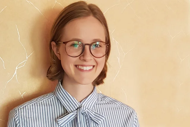 Erfahre wie Annika mit ihrer Bewerbungsmappe Retail-Design an der FH Düsseldorf eine Bestnote erhalten hat. Erstelle mit uns deine perfekte Retail-Design-Mappe. 