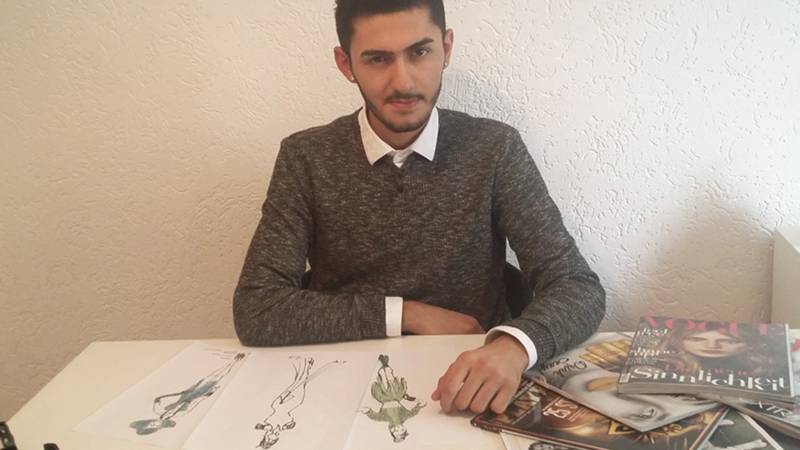 Enis studiert seinen Traumstudiengang Mode Design. Seine Mappe für die Bewerbung und das Prüfungsgespräch hat er mit uns erstellt und die Eignungsprüfung bestanden.