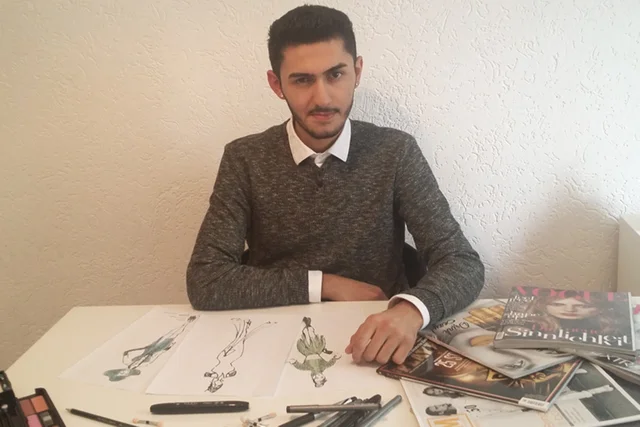 Enis studiert seinen Traumstudiengang Mode Design. Seine Mappe für die Bewerbung und das Prüfungsgespräch hat er mit uns erstellt und die Eignungsprüfung bestanden.